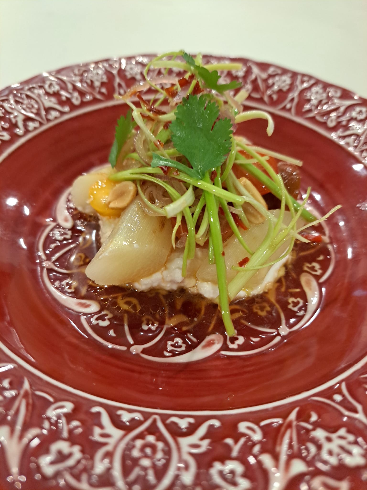 Plato de ensalada de espárragos al estilo tailandés del Restaurante Baserriberri de Pamplona