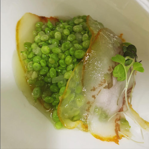 fotografía del plato guisantes de lágrima como papada ibérica del Restaurante Casa Lola de Tudela