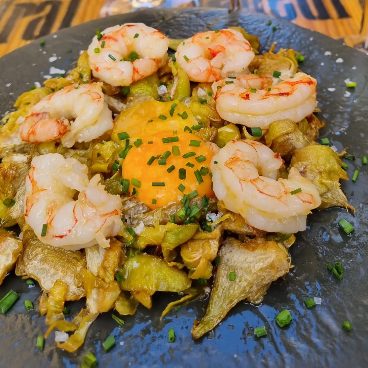 ración de alcachofas con langostinos y yema del Bar La Catedral de Tudela