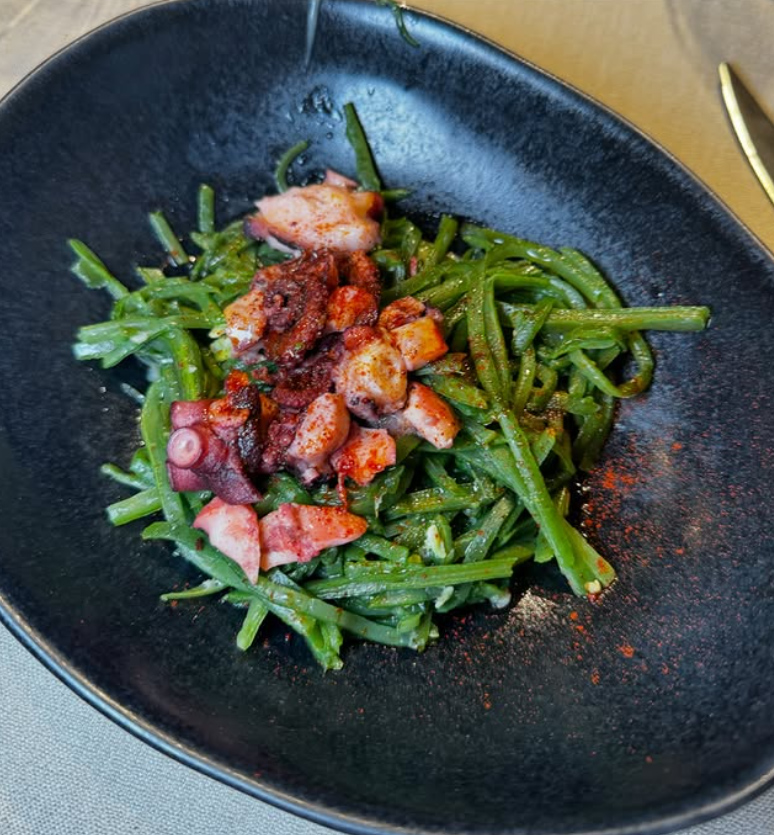 Plato de alubias verdes con pulpo del Restaurante Aróstegui de Pamplona