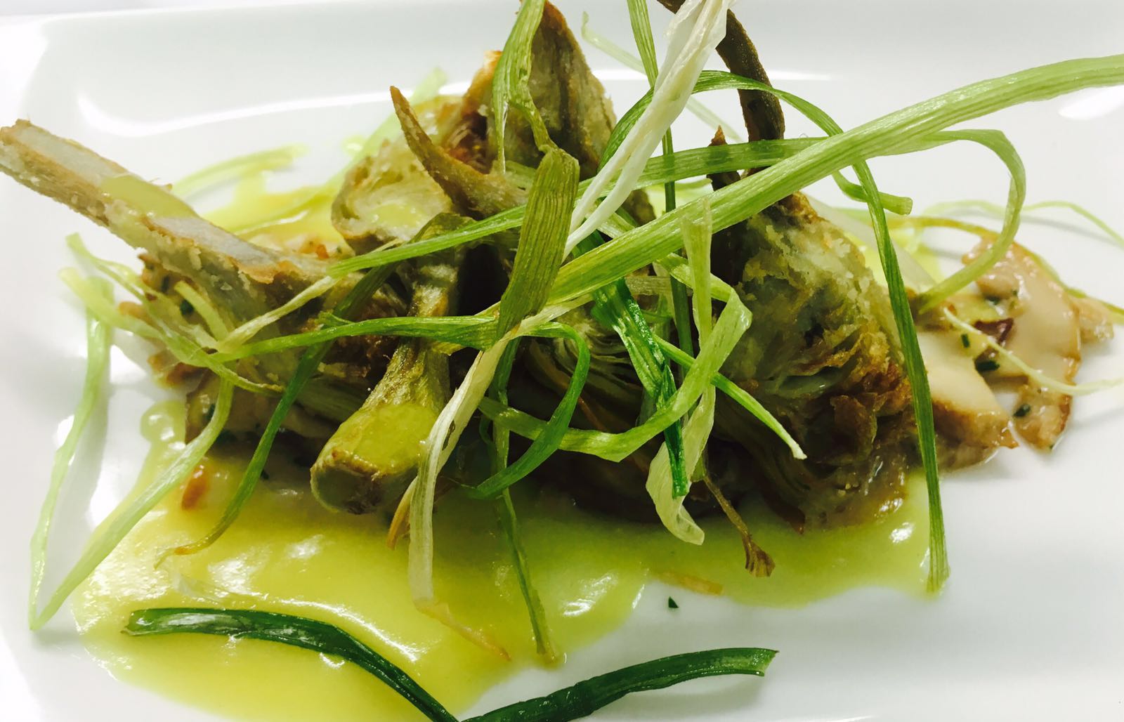 alcachofas fritas de Tudela con Hongos y ajetes tiernos