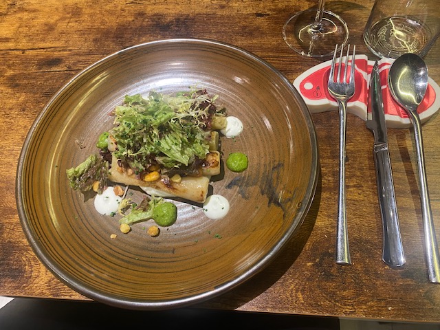 Puerros a la parrrilla con burrata y vinagreta de frutos secos