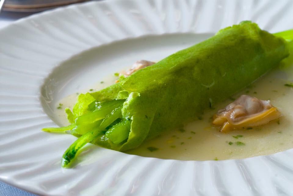 Crepes de borraja con salsa de almejas