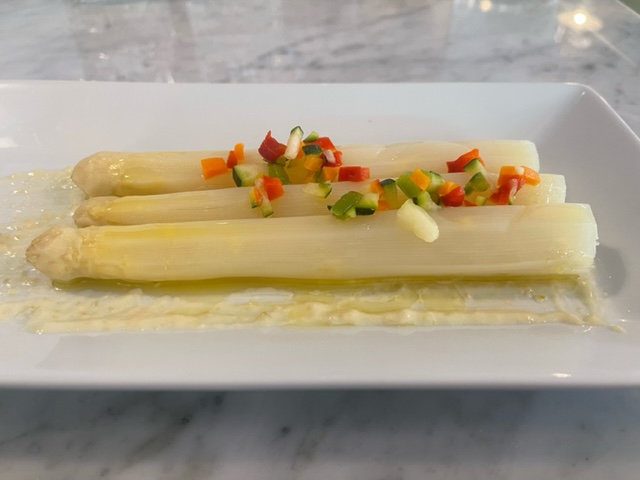 Plato de espárragos con vinagreta del Restaurante Treintaitres de Tudela