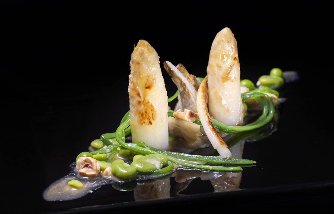 Plato de espárragos y alcachofas del Restaurante Túbal de Tafalla