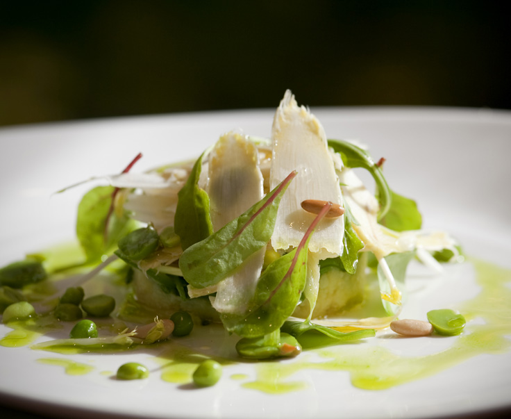Plato de espárragos frescos en ensalada del Restaurante Túbal de Tafalla.