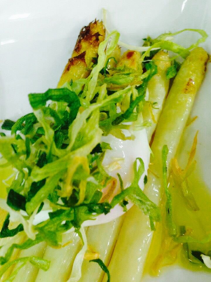 Plato de espárragos asados con huevo y ajetes del Restaurante Túbal de Tafalla.