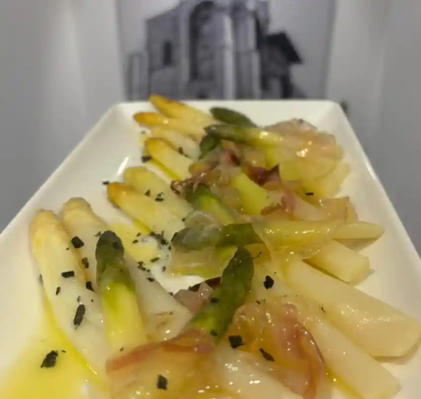 Espárragos con papada ibérica del Restaurante El Bordón de Viana