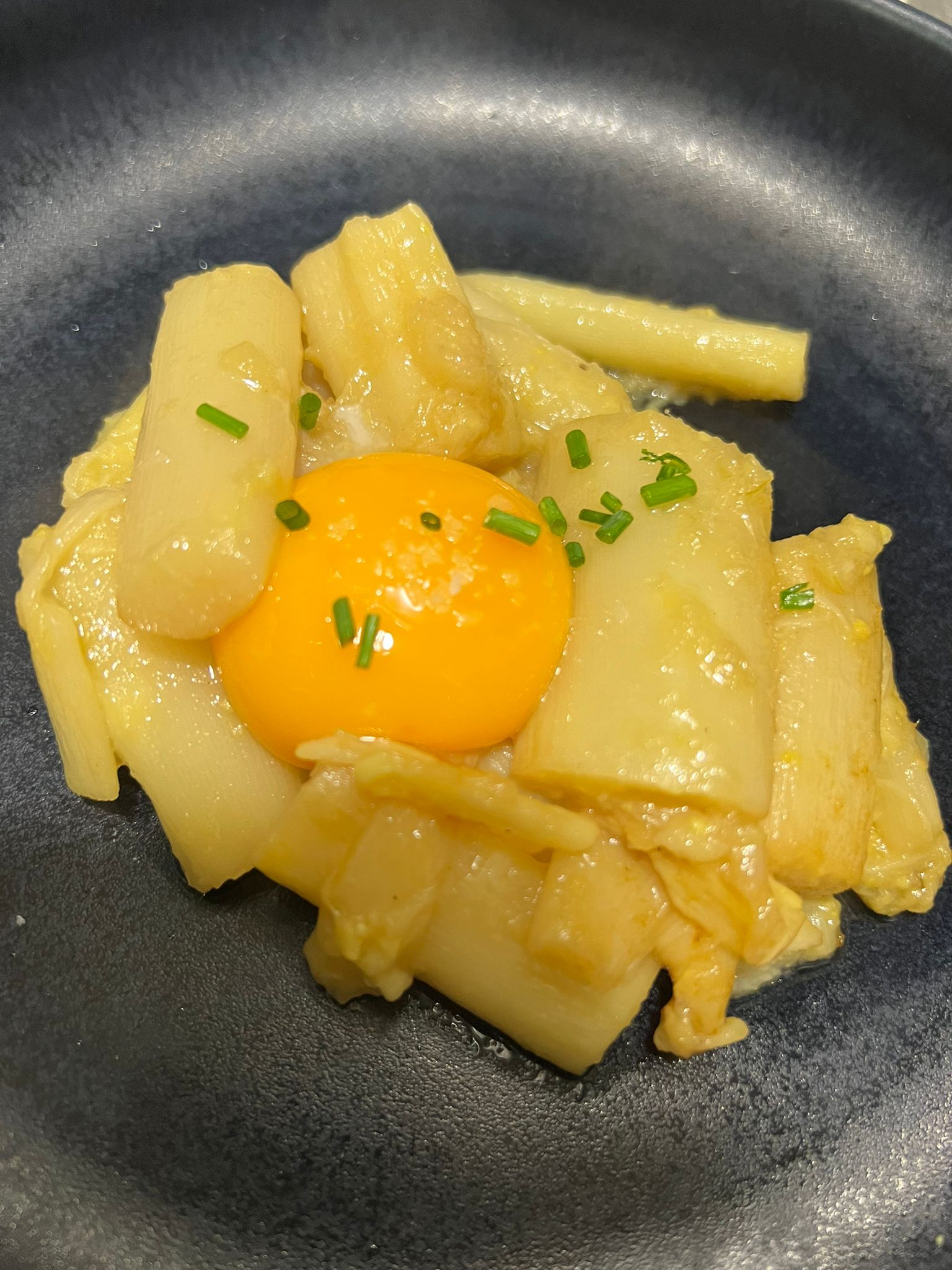 Espárragos con huevo escalfado del Bar La Catedral de Tudela