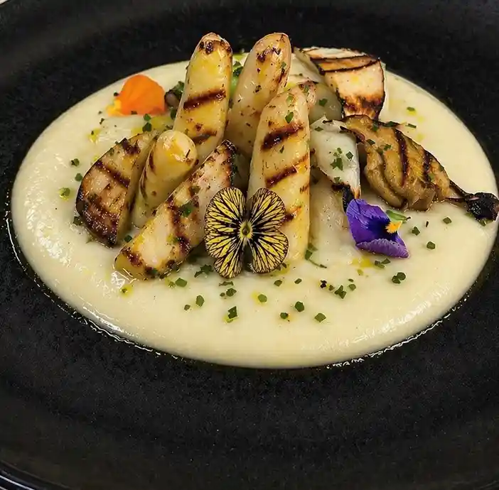 Plato de espárragos con hongos boletus a la brasa con frema fría de espárrago y mantequilla del Restaurante Nómada