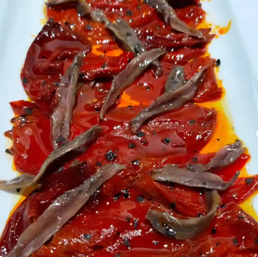 Piquillos confitados con anchoas del cantábrico del Restaurante El Bordón de Viana