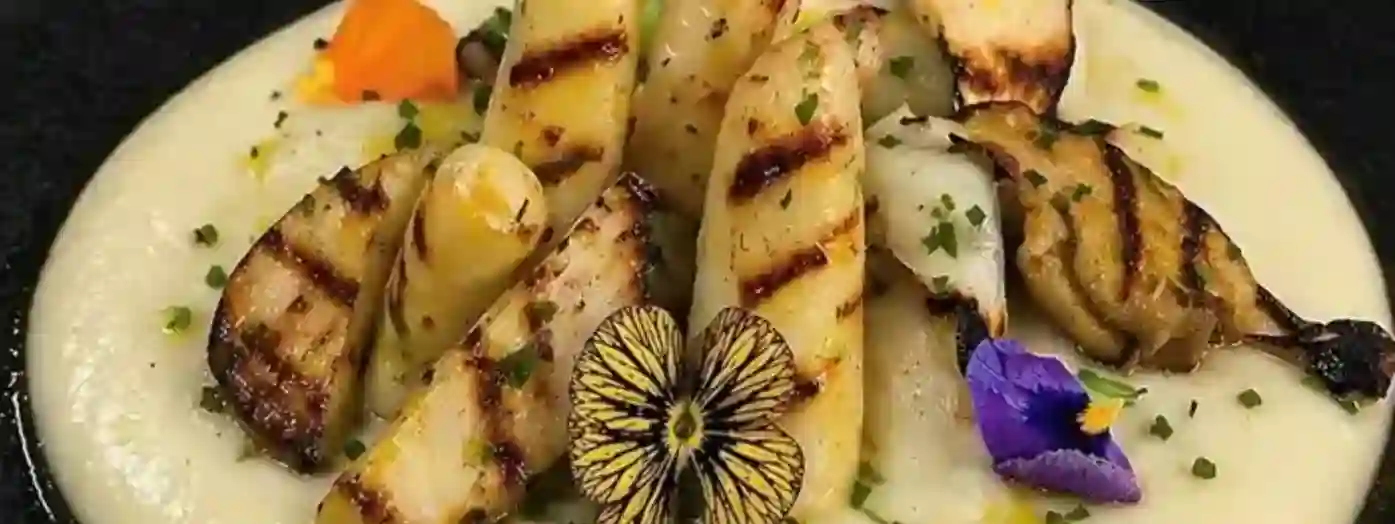 Plato de puerros asados del Restaurante Nómada de Pamplona